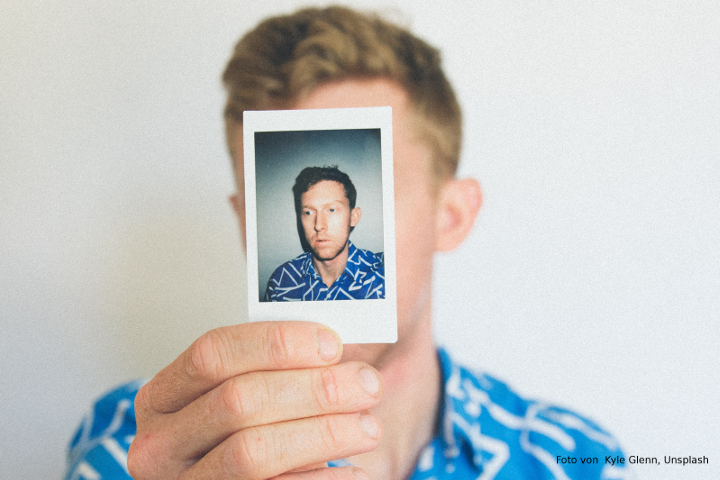 Ein Mann zeigt sein Bild: Allegorie einer Autobiografie